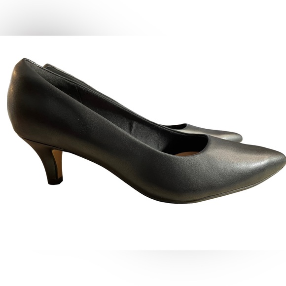 Clarks Shoes - Clark’s ultimate comfort collection size 7.5 M. Black.